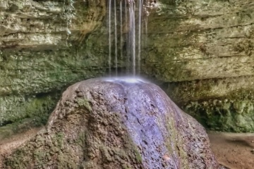 Der grosse Tuffkegel des Sormatbachwasserfalls